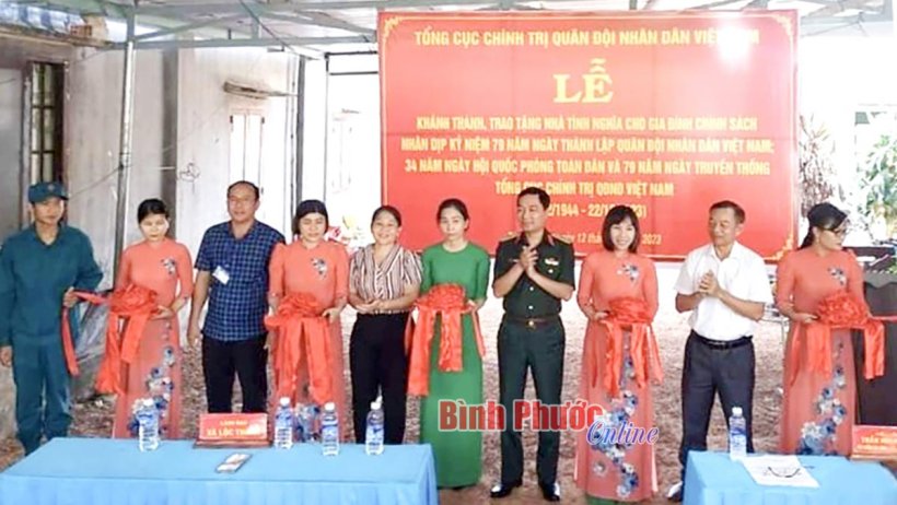 Tổng cục Chính trị tặng nhà tình nghĩa ở Lộc Ninh