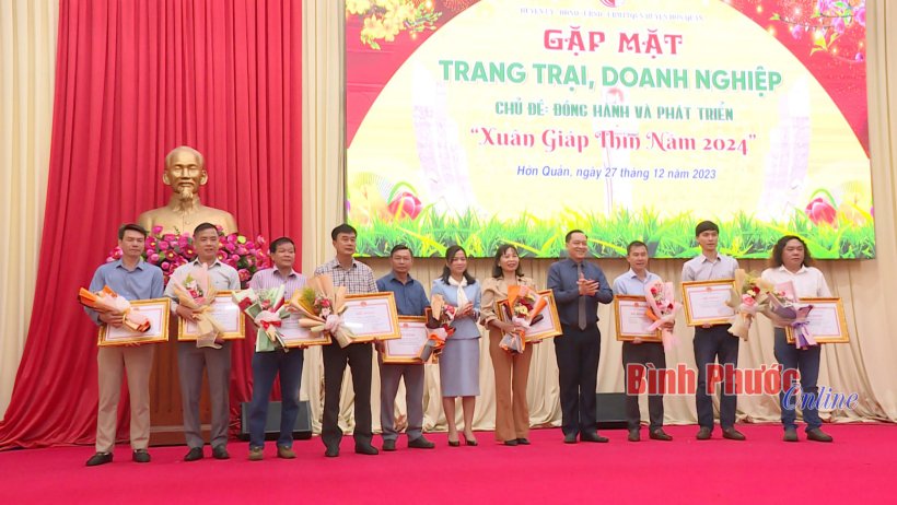 Trang trại, doanh nghiệp ở Hớn Quản ủng hộ 1,4 tỷ đồng cho Quỹ vì người nghèo