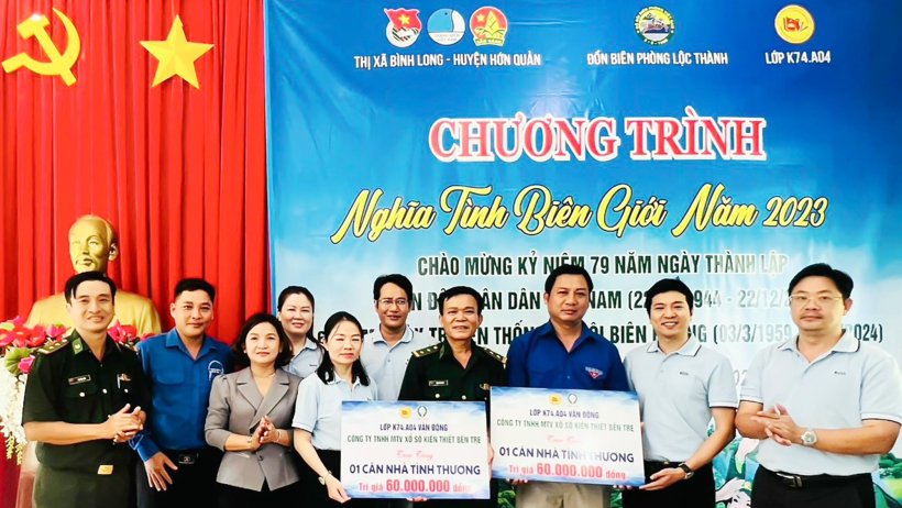 Trao tặng 2 căn nhà tình thương cho người dân có hoàn cảnh khó khăn