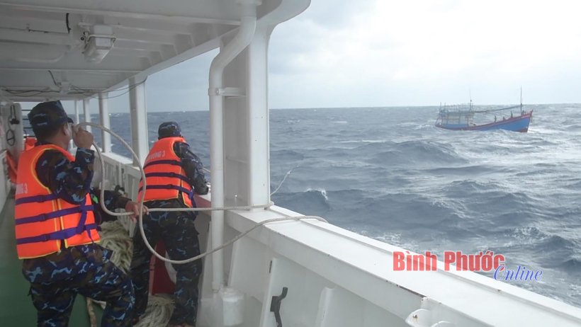 Vùng 3 Hải quân cứu nạn tàu cá trên biển