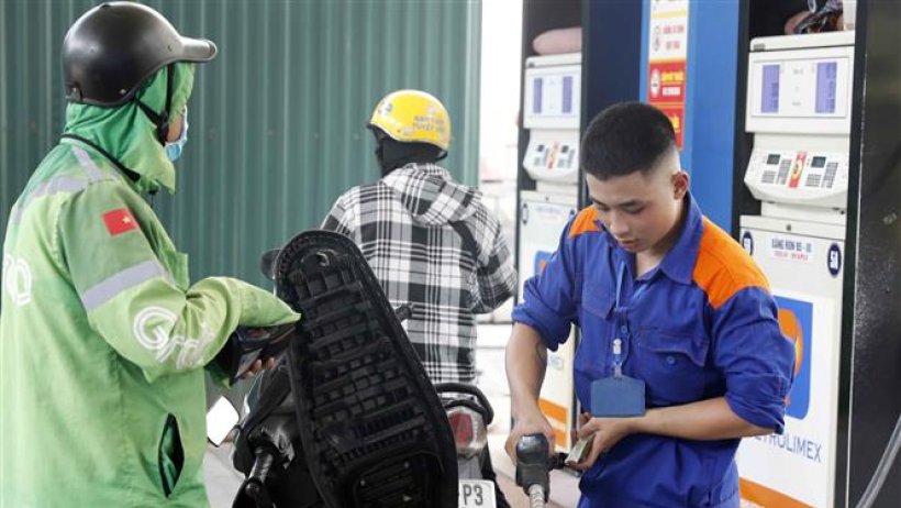 Xăng giảm gần 700 đồng/lít 