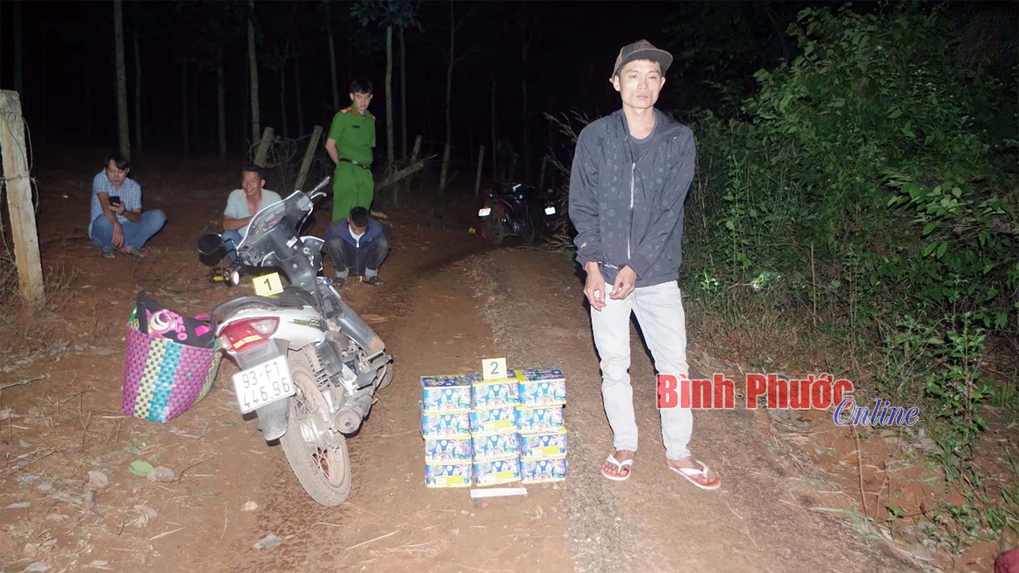 Bắt quả tang 2 đối tượng vận chuyển 30,95kg pháo lậu