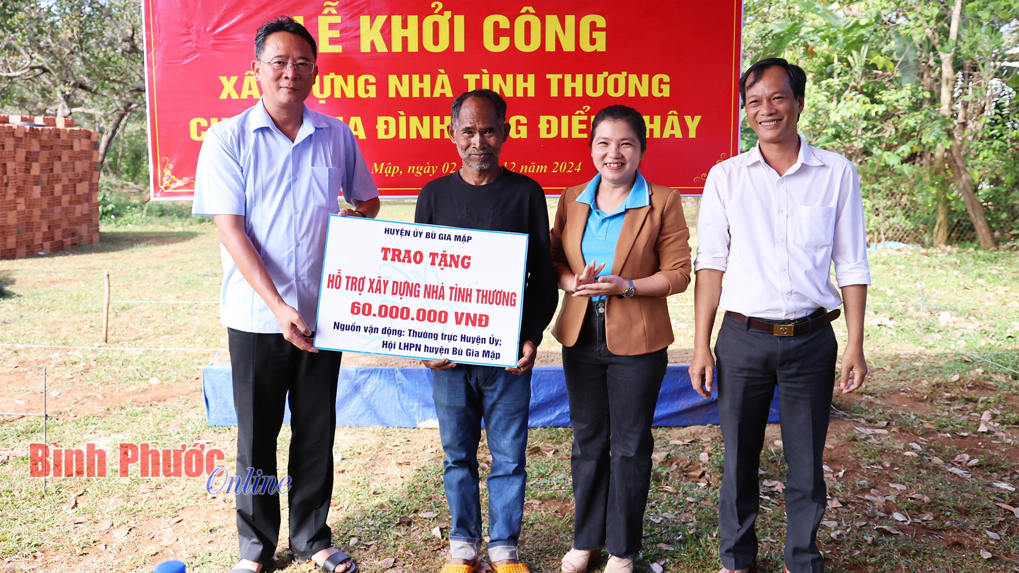 Bù Gia Mập trao kinh phí xây nhà tình thương