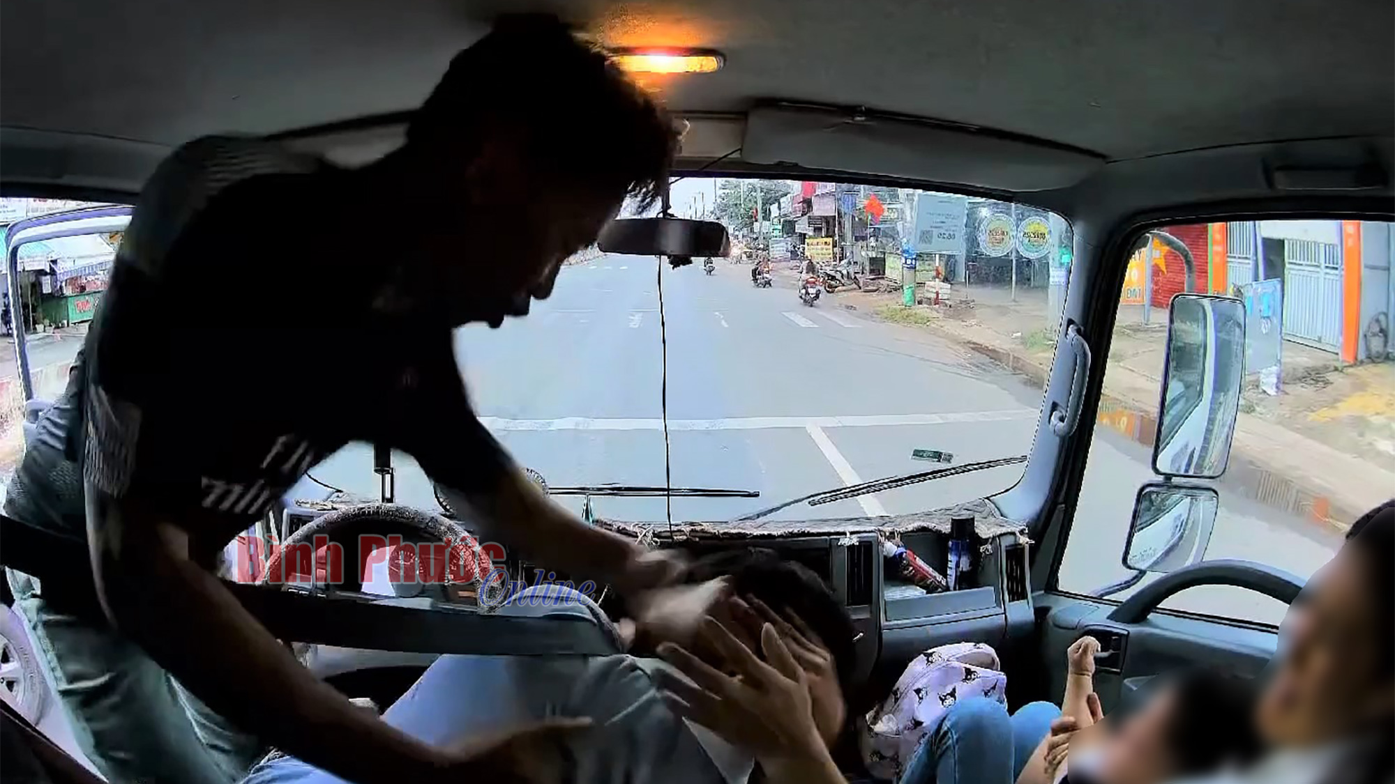 Bình Phước: Đã tìm được đối tượng đánh tài xế xe tải