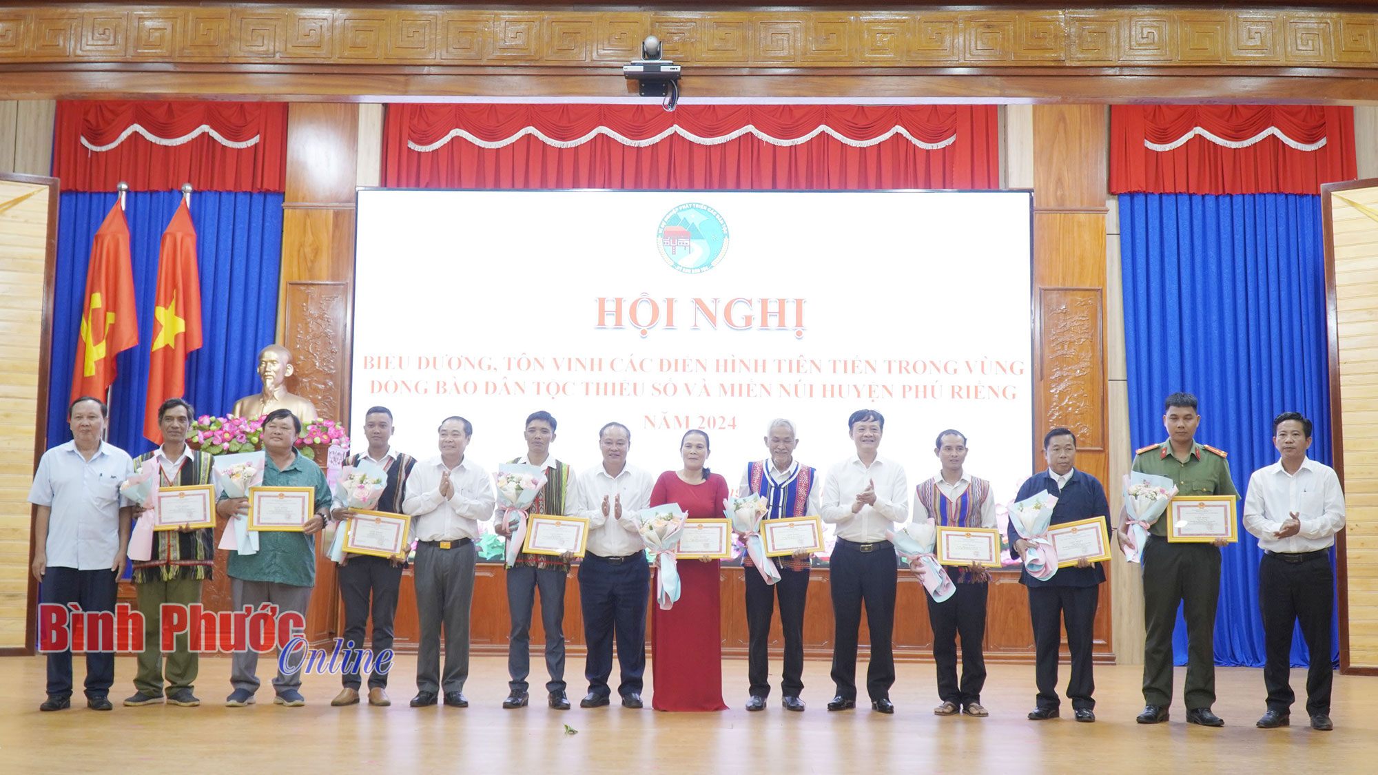 Phú Riềng: Tuyên dương 9 tập thể, cá nhân điển hình trong vùng đồng bào DTTS