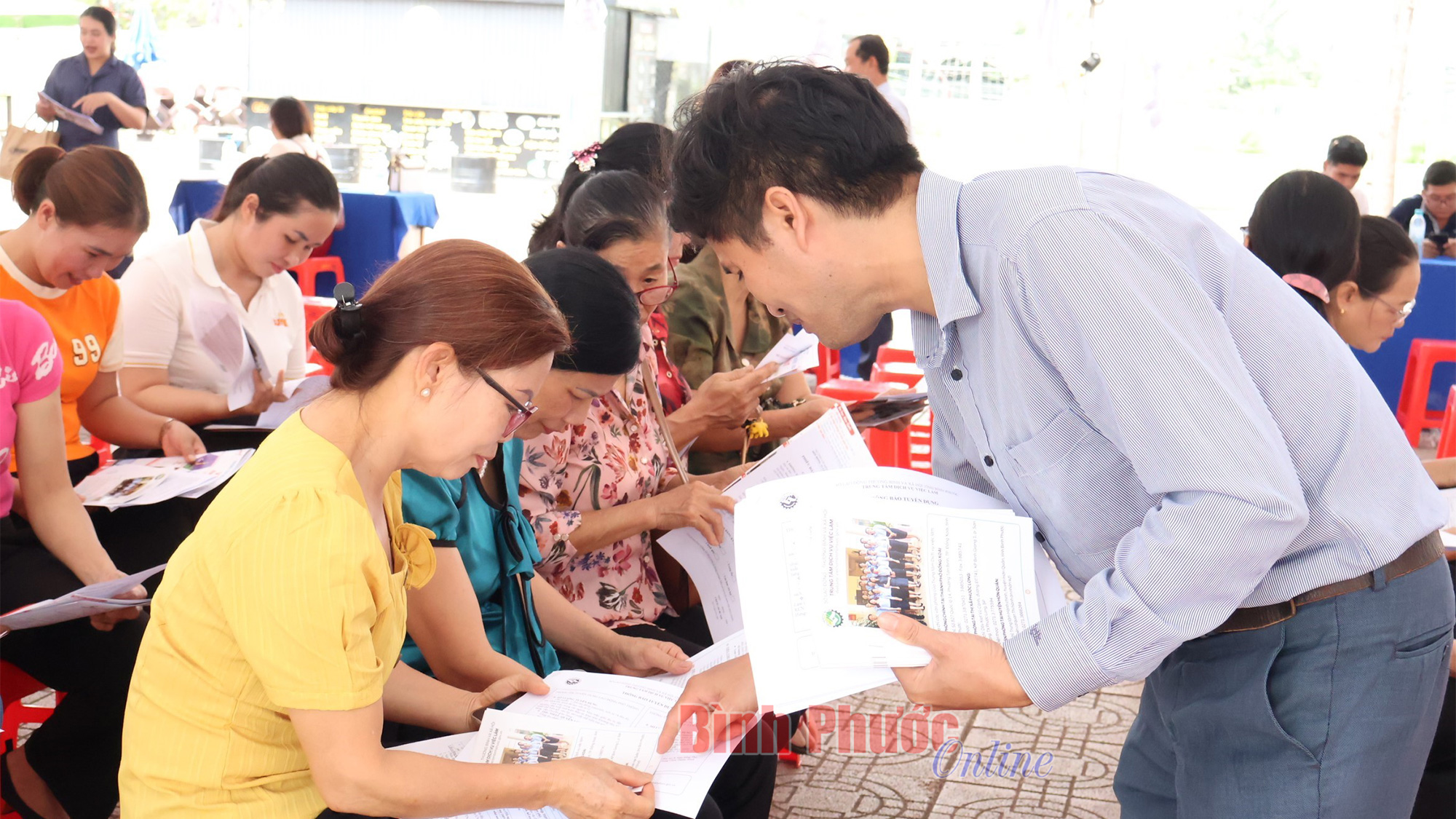 Sôi nổi ngày hội việc làm tại huyện Phú Riềng