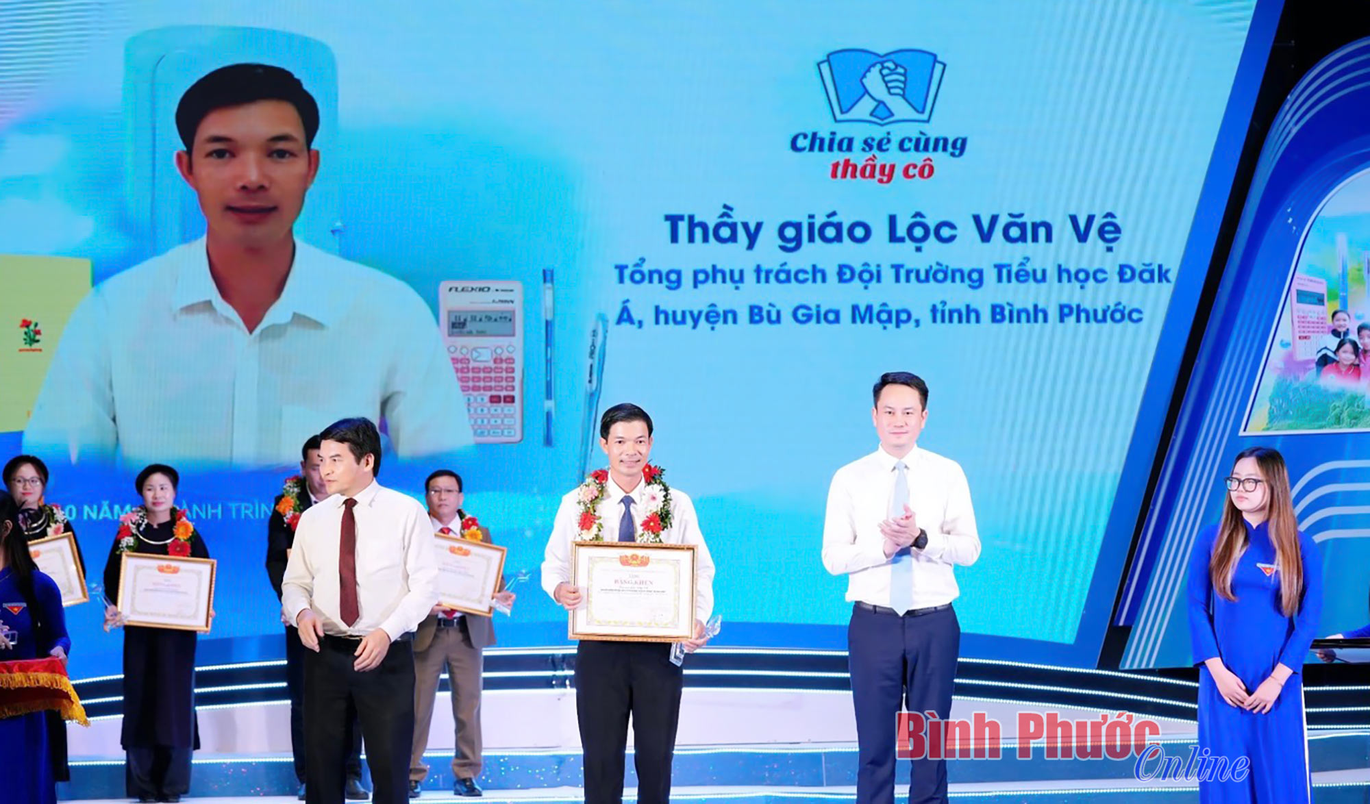 Tình yêu làm đất lạ hóa quê hương