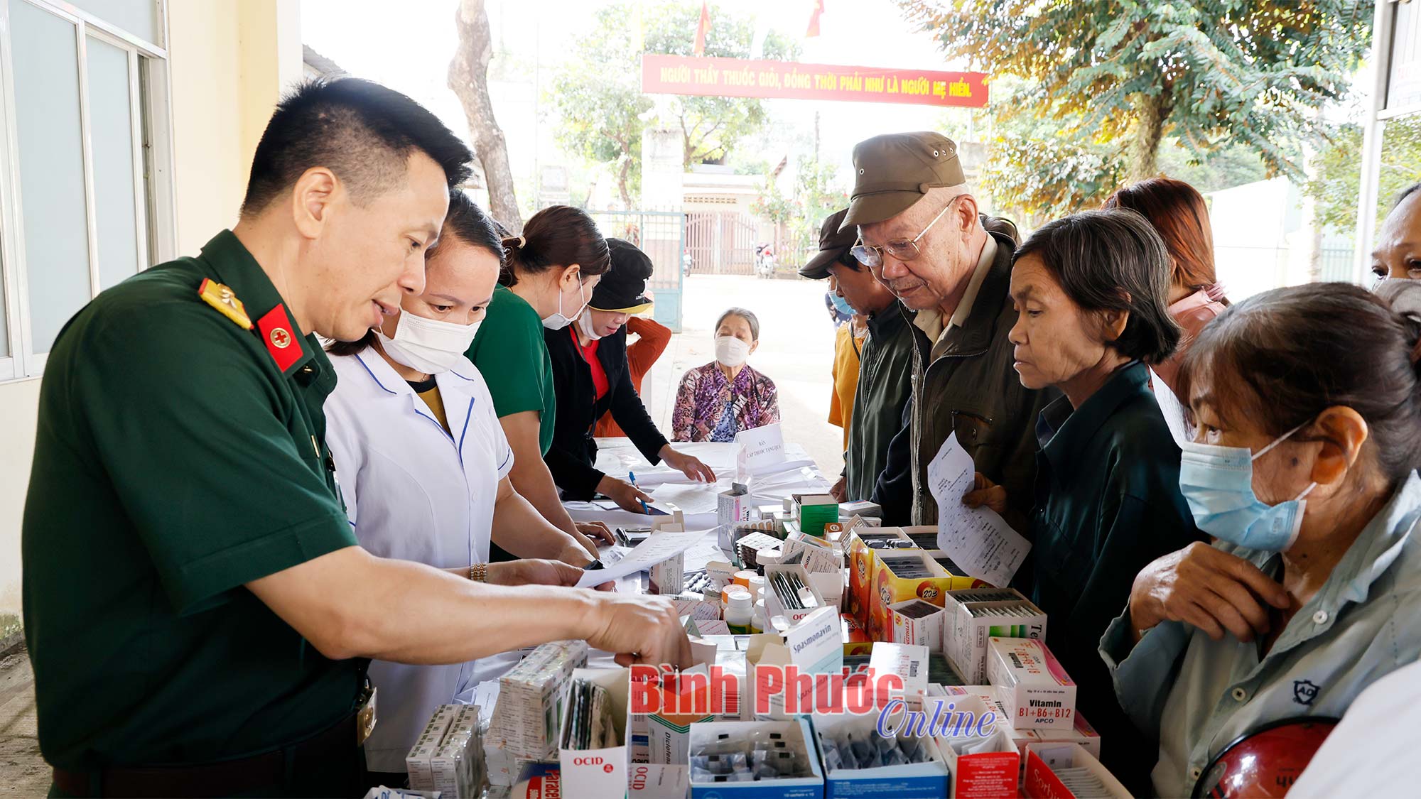 Trung đoàn 717 khám bệnh, cấp thuốc miễn phí