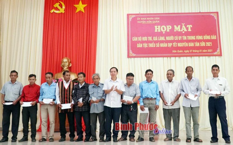 100 già làng, người uy tín đồng bào DTTS được tặng quà