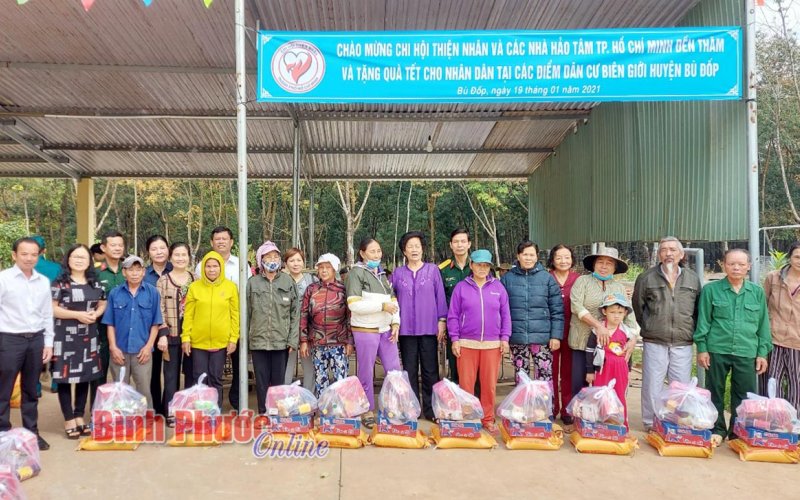 100 phần quà tặng người dân điểm liền kề chốt dân quân biên giới 