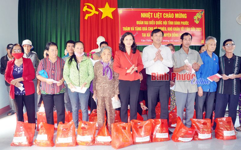 200 trẻ em khó khăn được nhận quà tết