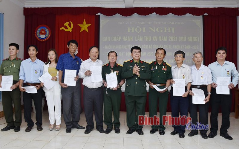 25 c&aacute; nh&acirc;n được tặng kỷ niệm chương V&igrave; sự nghiệp Văn học nghệ thuật 