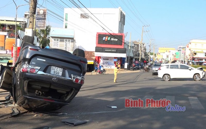 2 xe ô tô 7 chỗ tông nhau lật chỏng vó, nhiều người hoảng loạn