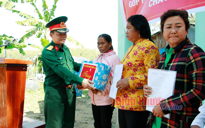 Ấm tình quân - dân trong ngày bàn giao 9 nhà đại đoàn kết