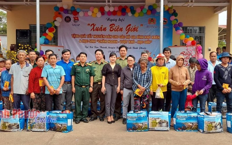 Ấm tình xuân biên giới