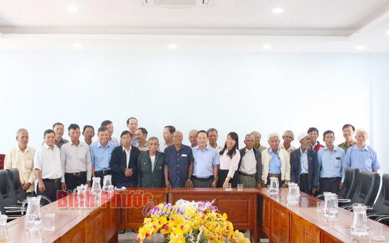 Ban Dân tộc tỉnh chúc tết các già làng, người có uy tín huyện Phú Riềng