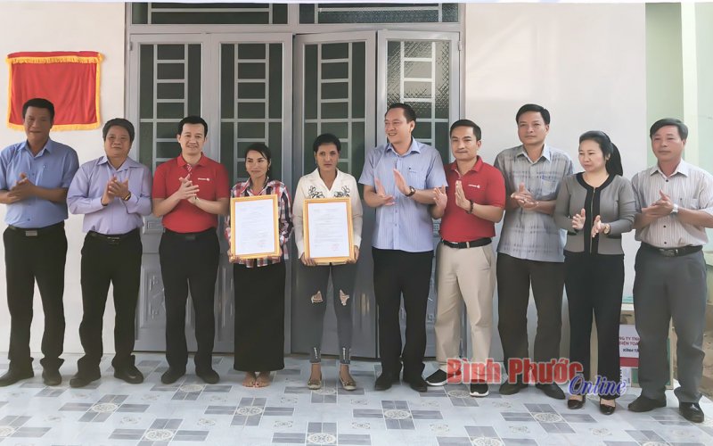 Bàn giao 2 căn nhà đại đoàn kết cho hộ nghèo