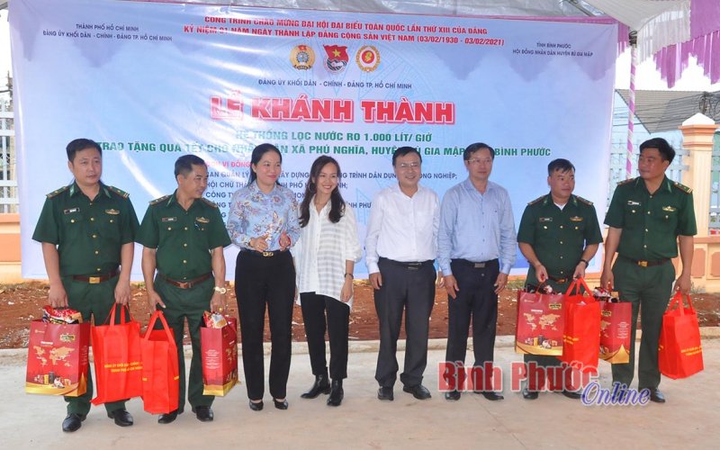 Bàn giao thiết bị lọc nước, tặng quà tết cho người dân Bù Gia Mập