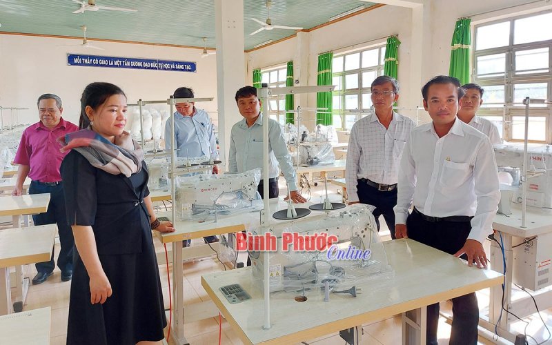 Bàn giao trang thiết bị dạy nghề cho lao động nông thôn trị giá hơn 2,5 tỷ đồng tại Bù Đốp