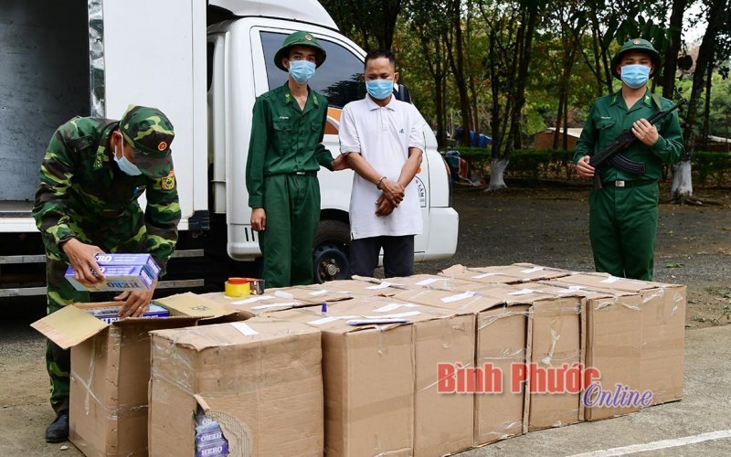 Bắt đối tượng dùng xe tải vận chuyển gần 7.000 bao thuốc lá ngoại