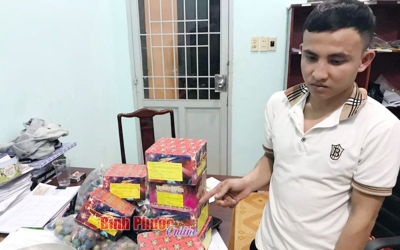 Bắt đối tượng vận chuyển hơn 14kg pháo nổ lậu 