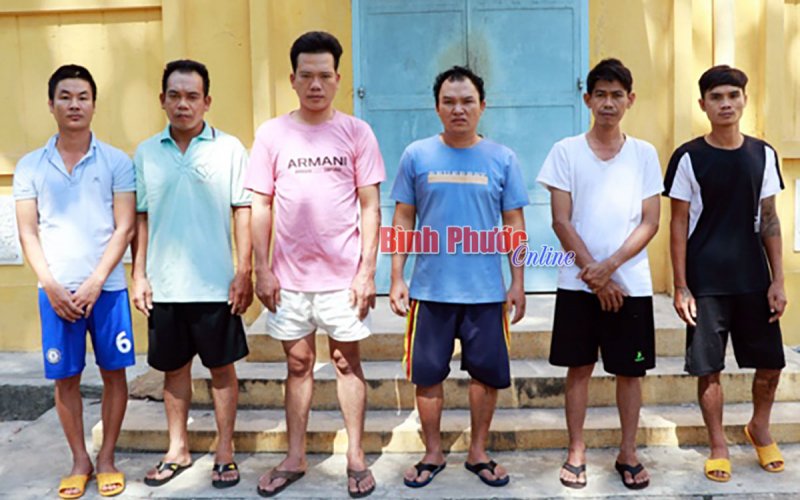 Bắt quả tang nhóm đánh bạc