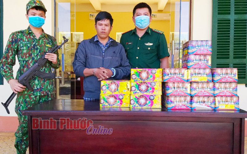 Bắt vụ vận chuyển gần 50 kg pháo nổ