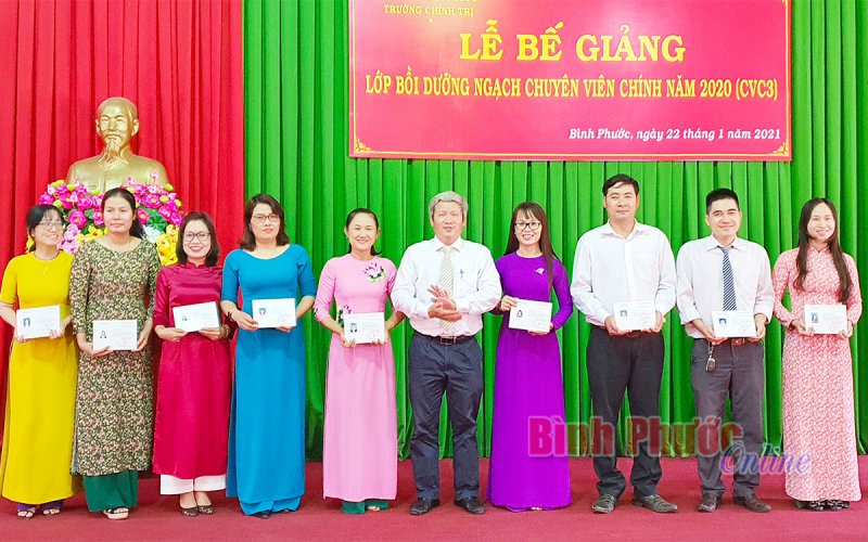 Bế giảng lớp bồi dưỡng ngạch chuyên viên chính năm 2020