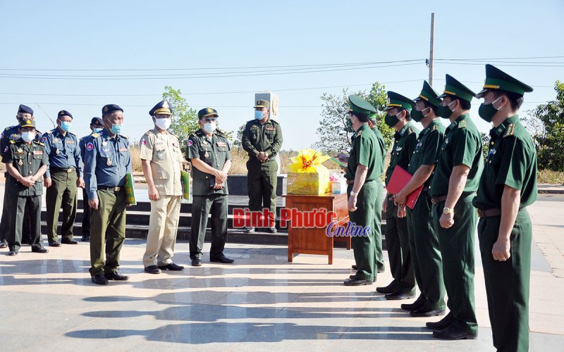 Bộ đội biên phòng tỉnh tặng quà lực lượng vũ trang 3 tỉnh giáp biên 