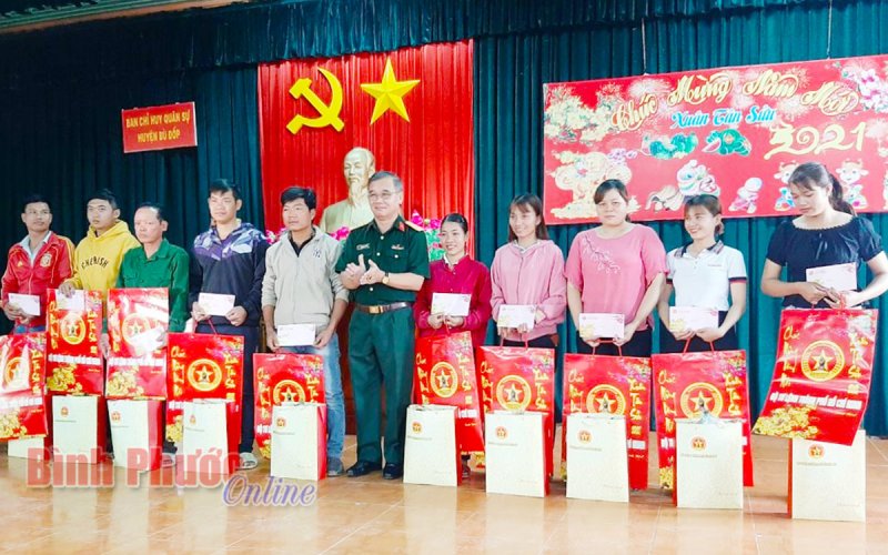 Bộ Tư lệnh thành phố Hồ Chí Minh tặng quà tại Bù Đốp