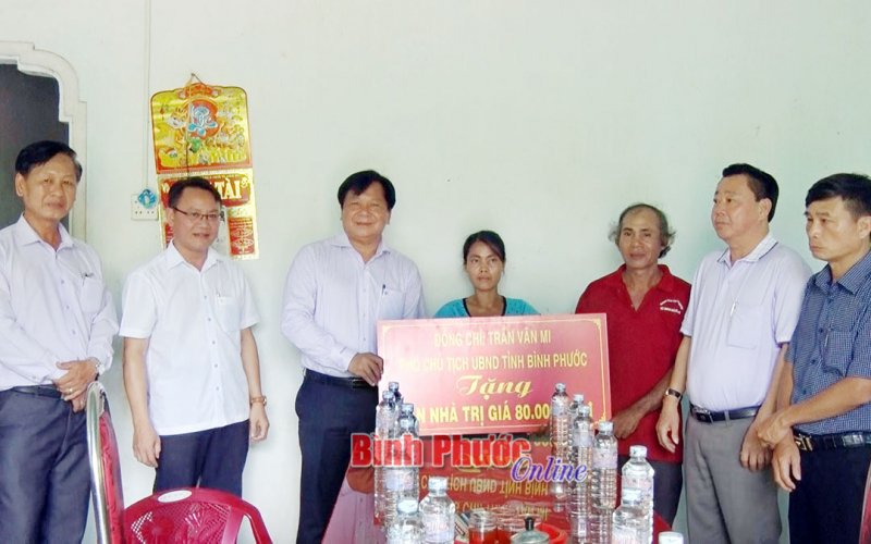 Bù Đốp bàn giao nhà đại đoàn kết do Phó chủ tịch UBND tỉnh Trần Văn Mi vận động