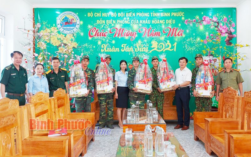 Bù Đốp thăm, tặng quà chúc tết các đơn vị biên phòng, các xã, thị trấn