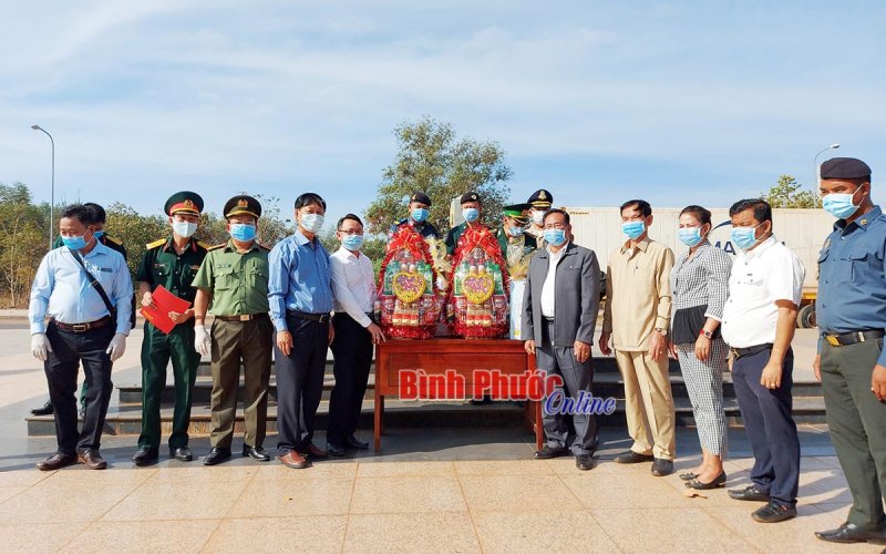 Bù Đốp tiếp đoàn chúc tết 2 huyện giáp biên Vương quốc Campuchia