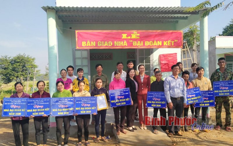 Bù Đốp trao 11 nhà đại đoàn kết cho hộ nghèo xã Hưng Phước