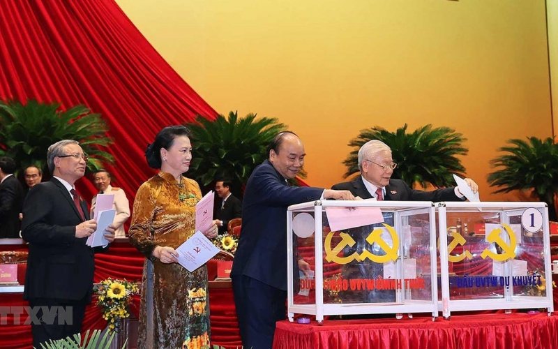 Các đại biểu bỏ phiếu bầu Ban Chấp hành Trung ương khóa XIII