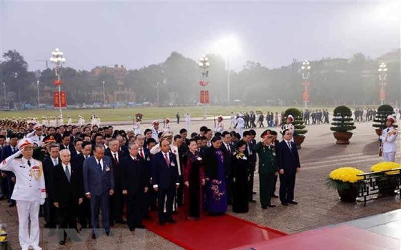 Các đại biểu dự Đại hội XIII đặt vòng hoa, viếng Chủ tịch Hồ Chí Minh