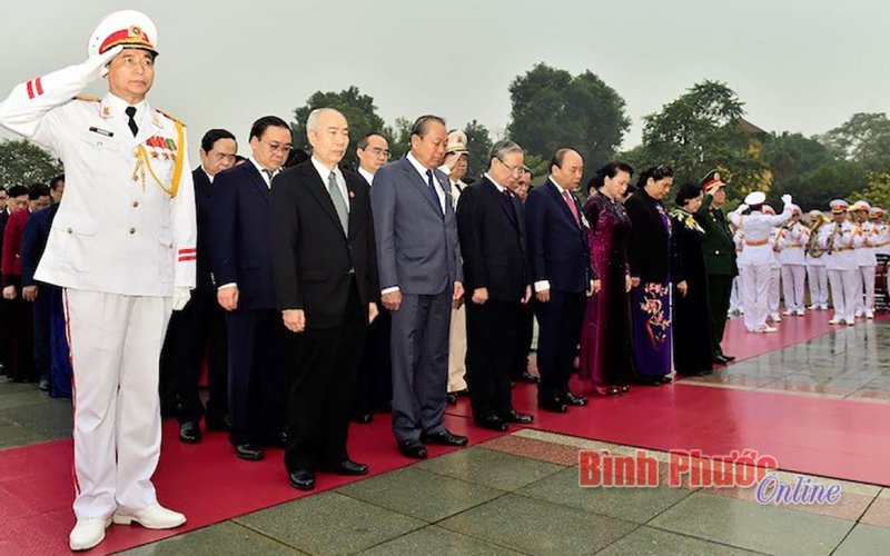 Các đại biểu vào lăng viếng Chủ tịch Hồ Chí Minh