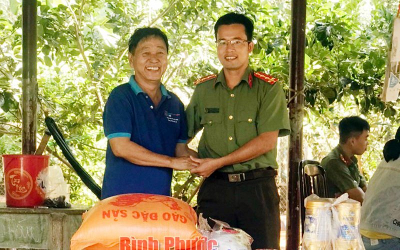 Chi đoàn Phòng Tổ chức cán bộ Công an tỉnh thăm, tặng quà Cơ sở Mái Ấm Bà Rá