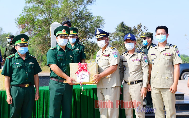 Chính quyền và lực lượng vũ trang huyện Sanuol chúc tết cổ truyền Việt Nam