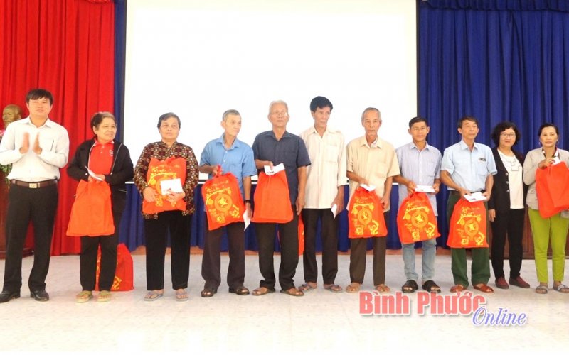 Chơn Thành: Chăm lo tết cho nạn nhân da cam 