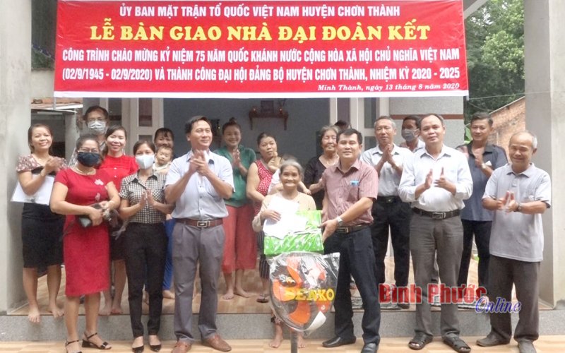 Chơn Thành vận động được 2,2 tỷ đồng tặng quà cho các đối tượng  