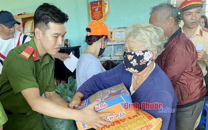 Công an huyện Đồng Phú tặng hơn 100 phần quà cho hộ nghèo