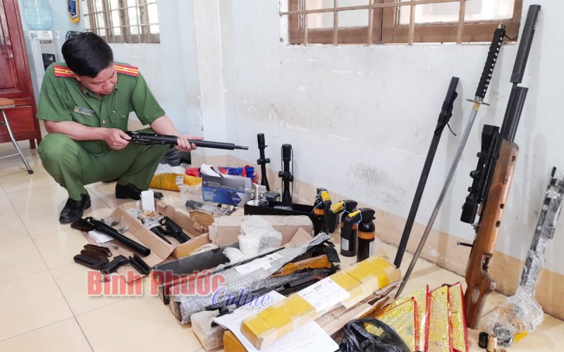 Công an thị trấn Tân Phú thu giữ một số kiện hàng chứa linh kiện súng tự chế