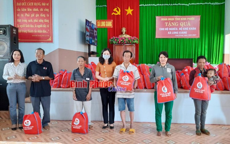 Đại biểu Quốc hội tỉnh trao quà tết cho hộ nghèo, hộ gia đình có hoàn cảnh khó khăn 