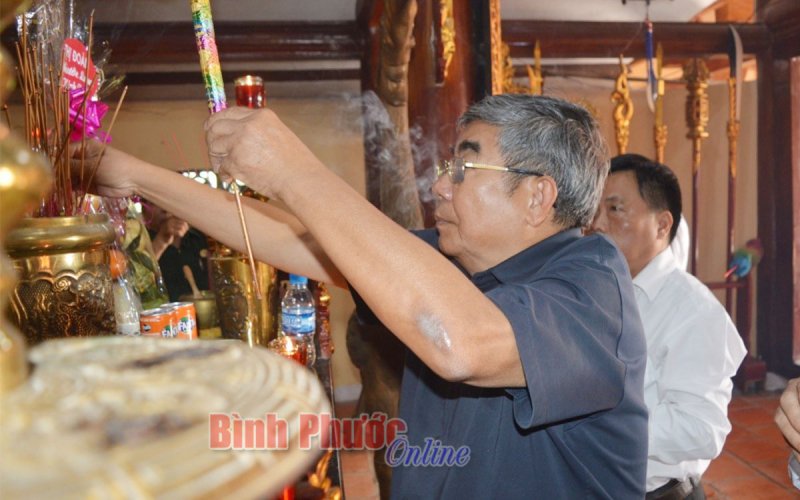 Dâng hương “Đền thờ liệt sĩ và đồng bào tử nạn núi Bà Rá”