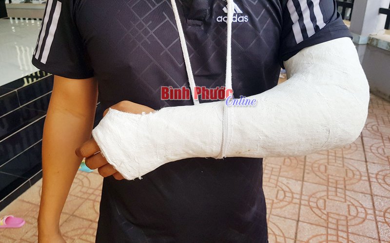 Điều tra, xác minh vụ nhóm người xông vào nhà dân đánh người gây thương tích