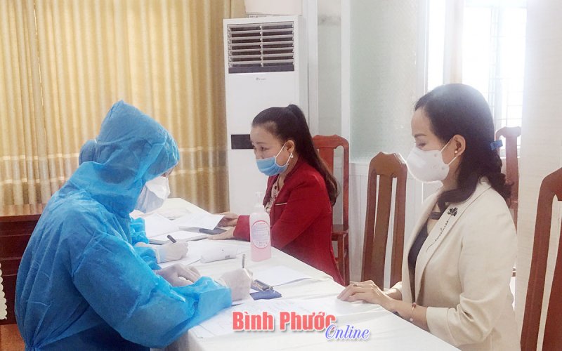 Đoàn đại biểu tham dự Đại hội XIII của Đảng xét nghiệm Covid-19