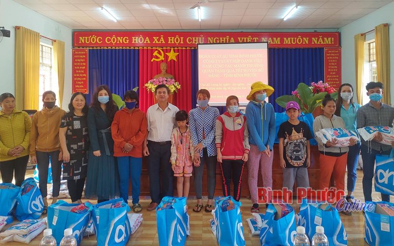 Đoàn Luật sư tặng quà tết cho gia đình khó khăn 