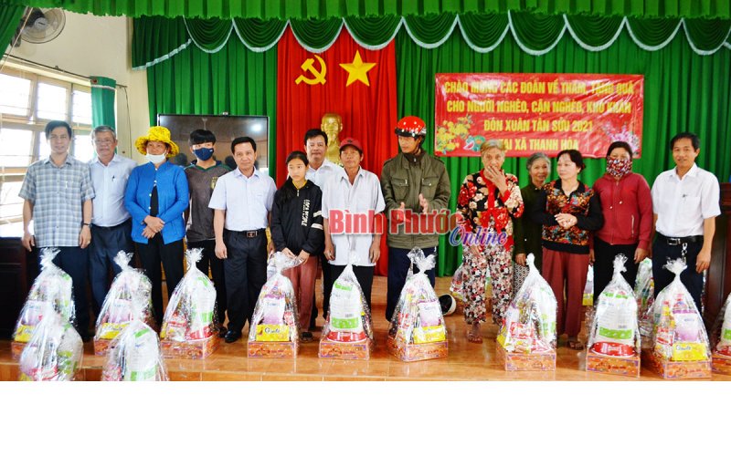 Đoàn Luật sư tỉnh tặng quà bà con nghèo vùng biên