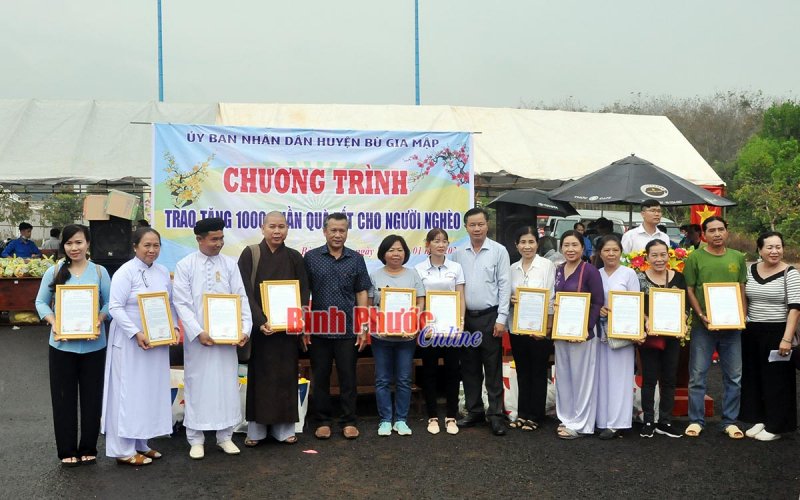 Đong đầy yêu thương phiên chợ 0 đồng vùng biên giới